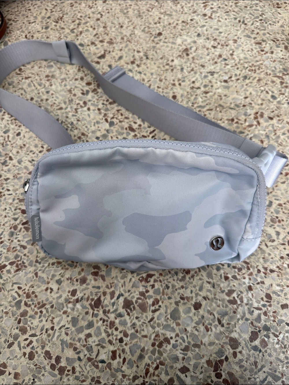 lululemon athletica Men's Light Gray Camo Belt Bag